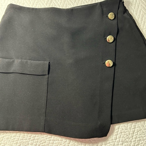 Zara women’s size small black mini skort with wrap front flap - Picture 2 of 8